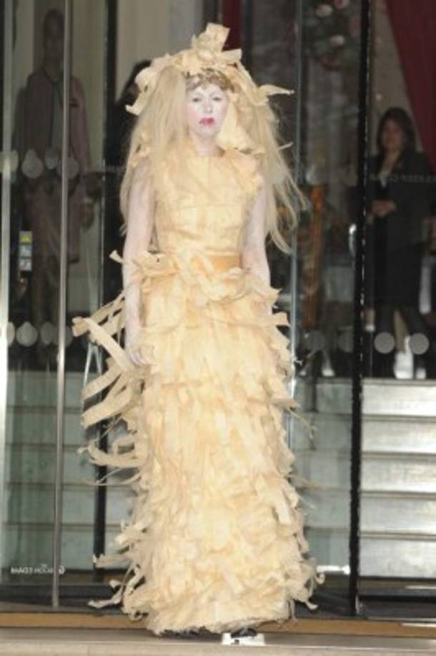 Lady Gaga optó por un diseño hecho de papel para la promoción de Venus Tour.