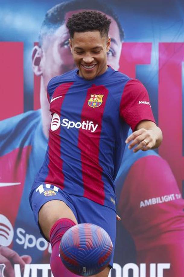 Como es tradición, Yuste hizo entrega a Vitor Roque de su carnet de socio del FC Barcelona, con el número 147.522, y el evento terminó con el brasileño vestido con el uniforme azulgrana, dando toques al balón y posando para la prensa gráfica.