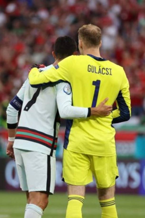 Cristiano Ronaldo le dio un abrazo al portero de la selección de Hungría.