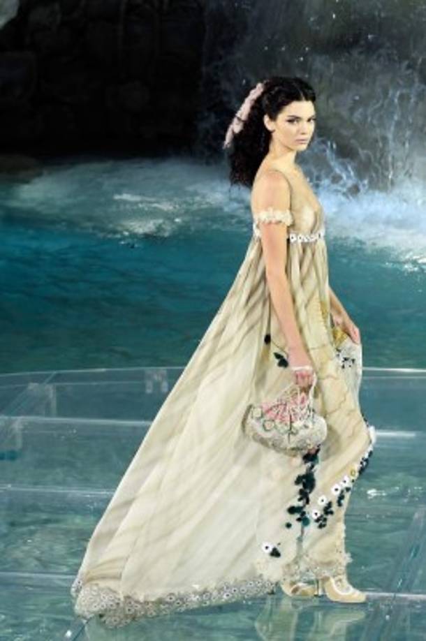 Kendall Jenner fue la encargada de abrir el desfile de Fendi.