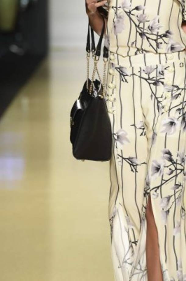 Blusas de volantes acabados, pantalones sueltos y fluidos, shorts, caftanes de shifón, jumpsuit con aberturas centrales, minivestidos adornados con botones lujosos desfilaron en la pasarela en tonalidad que iban desde el blanco, el azul mezclilla, el rojo por las flores, el verde monarquía, rayas blancas sobre base negra que incluían flores con colibríes y hasta vestidos de lujo con líneas geométricas para la noche incluyó Steffens para la próxima primavera verano 2018.