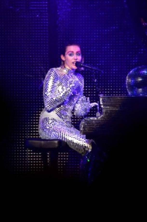 Ella hará cualquier cosa para mantener las cosas en marcha.