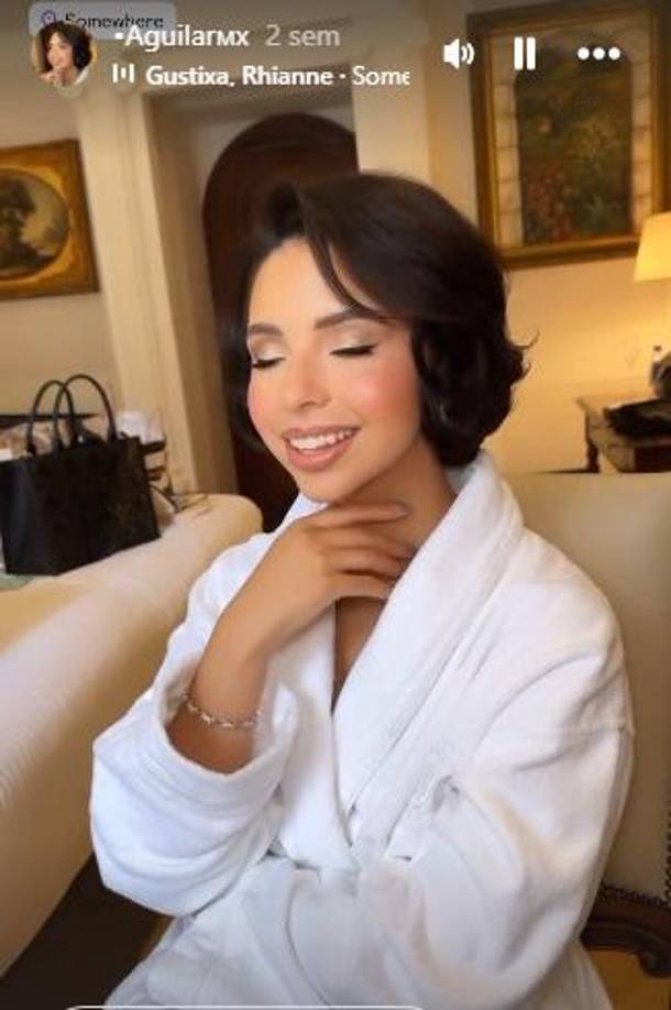 La mexicana eligió un maquillaje en tonos nude y solo porta una pulsera en su mano izquierda, aunque en este momento ella no está usando un anillo, el maquillista de novias agregó la leyenda “Mrs. Ángela Aguilar, fue un placer”. Esto no pasó desapercibido, ya que el “Mrs.” significa “señora”, término que se utiliza comúnmente para llamar a las mujeres casadas, ya que para las solteras se suele usar el “Ms. o Miss.”