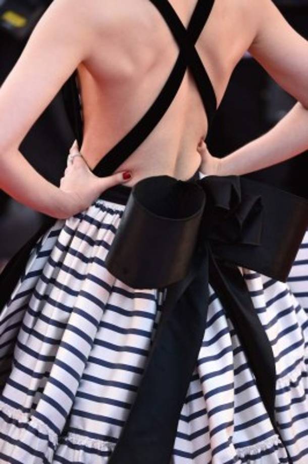 La figura de la modelo más el diseño de alta costura de Jean Paul Gaultier hacen que luzca imponente en la alfombra roja del festival de cine de Cannes 2016.