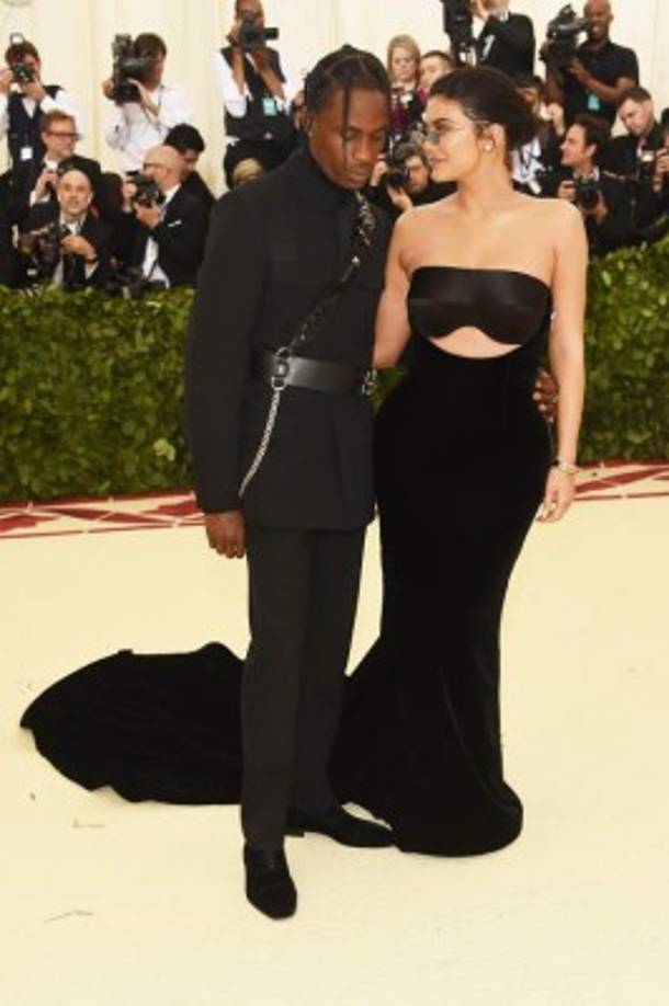 Es la primera vez que Kylie posa en una alfombra roja junto a su novio, el rapero Travis Scott, desde que dio a luz a su hija, Stormi.