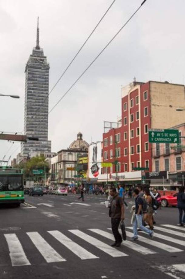 Treinta años después así luce actualmente la Torre Latinoamericana desde el cruce de Victoria y Eje Central.