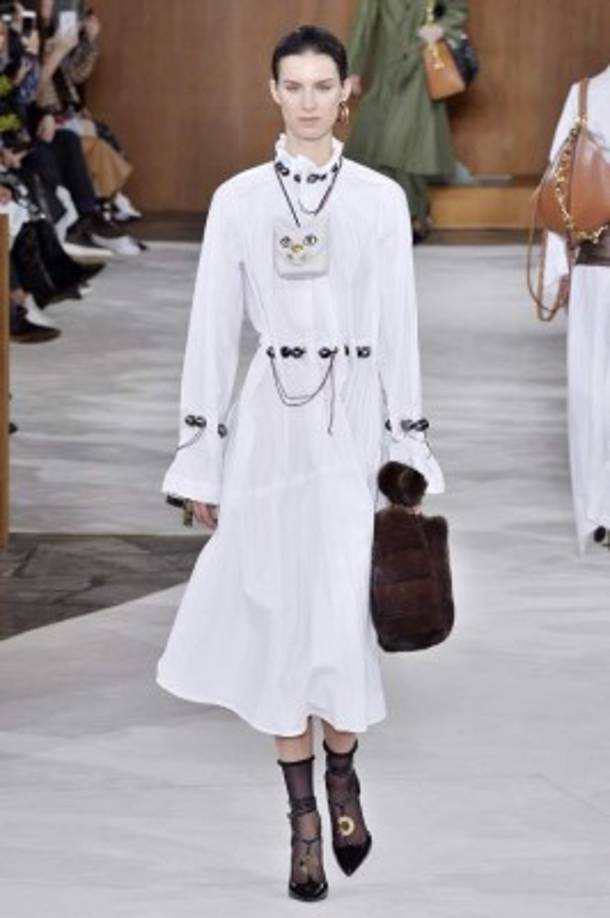 1. Faldas a media pierna: las faldas fueron protagonistas de un sinfín de colecciones: Loewe, Louis Vuitton, Dior o Hermès.