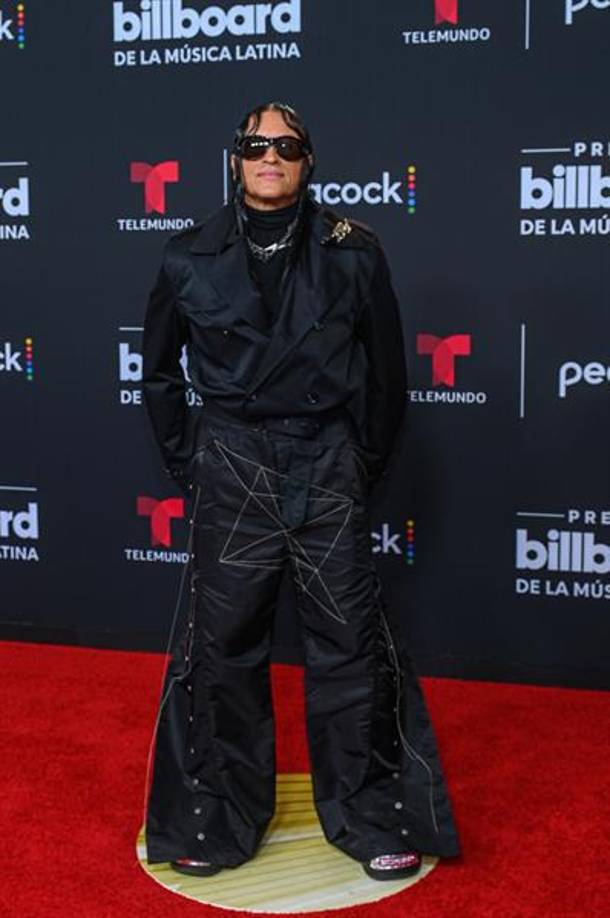 El cantante puertorriqueño Elvis Crespo posa a su llegada a la alfombra roja de los Premios Billboard de la Música Latina hoy jueves en el Watsco Center en Coral Gables, ciudad aledaña a Miami, Florida (EE. UU). Marcas de lujo y casas de alta costura abundaron en la variada alfombra roja de la edición 2022 de los Premios Billboard a la Música Latina, en la que lo que más llamó la atención fue la ausencia de los artistas con más nominaciones.