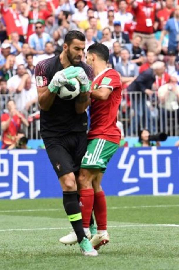 El portero de POrtugal Rui Patricio choca con el volante Mbarek Boussoufa.