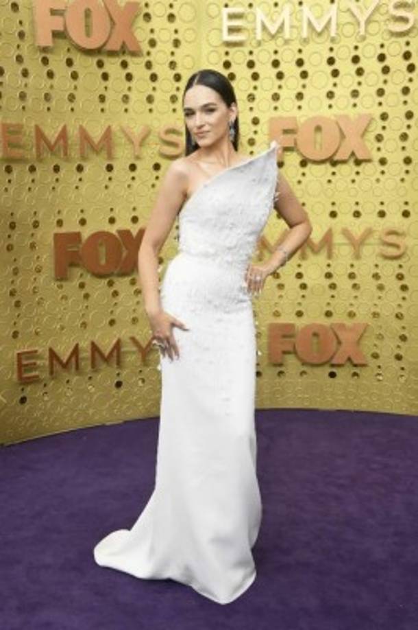 La actriz Emanuela Postacchini está en la lista por ese vestido que parece estar hecho de papel remojado.