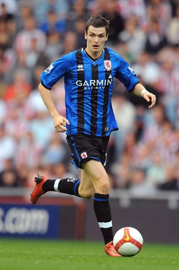 Adam Johnson - El 2 de marzo de 2015 el inglés fue arrestado al ser descubierto por la policía manteniendo relaciones sexuales con una menor de 15 años, fue suspendido como jugador en el equipo Sunderland, se declaró culpable de los cargos de actividad sexual con menores y el 24 de marzo de 2016 fue sentenciado a 6 años de cárcel.