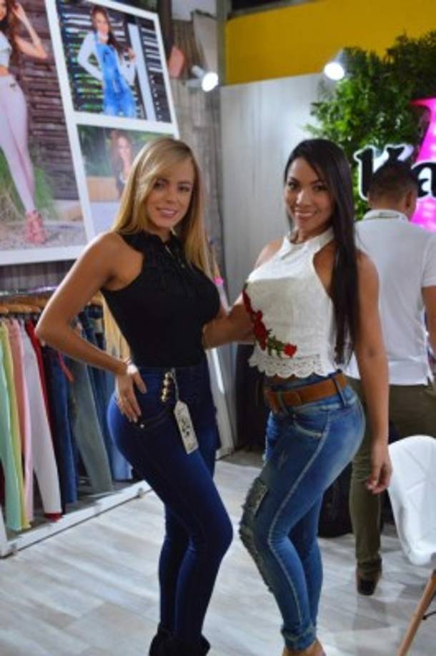Bellas modelos colombianas muestran los productos que se pueden encontrar en la feria textil en Medellín.