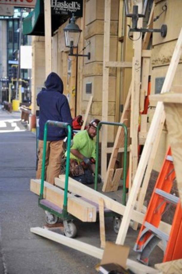 En la capital estadounidense, gran número de tiendas protegen sus escaparates con tablones de madera ante los temores a manifestaciones que podrían surgir tras las elecciones.