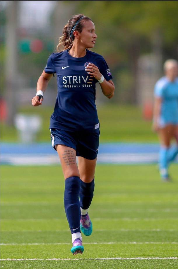 Sin embargo, la vida la llevó desde muy pequeña a tener que marcharse del país y a sus siete años en compañía de su madre y hermano, fueron en busca de mejores oportunidades en el norte.