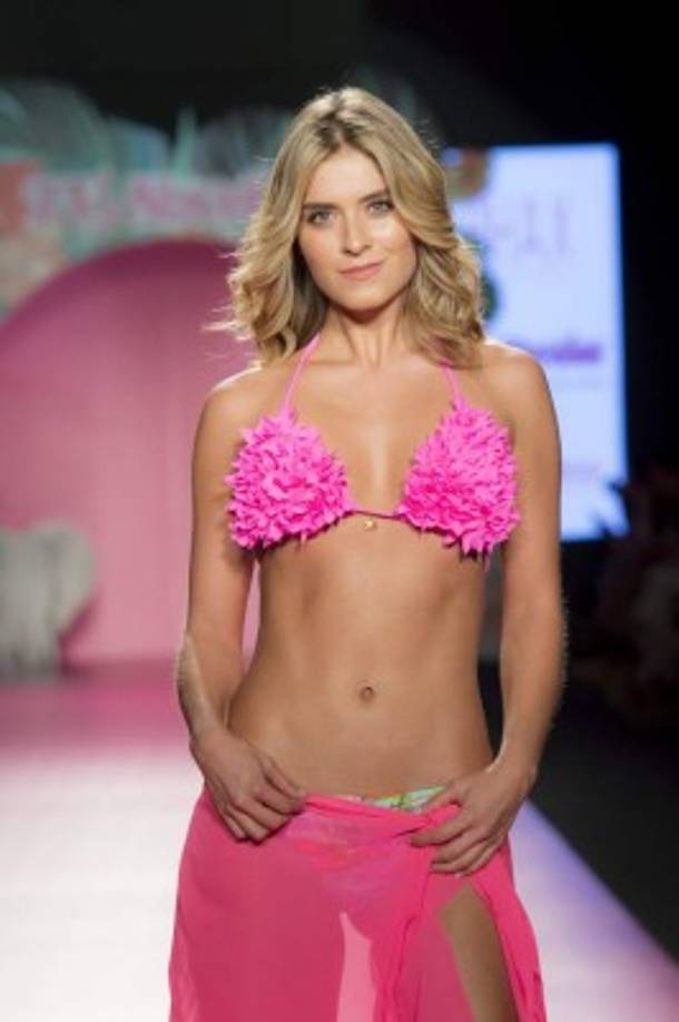 Flecos, olanes, el infaltable biquini, los tops halter y estraple, así como los bañadores enterizos y las salidas de baño con borlas destacaron, invitando cada mujer a lucir sus atributos con la diversión que siempre da el Caribe y sus playas.