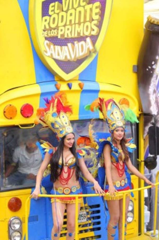 Dos hermosas jóvenes con atuendos típicos de un carnaval lucen hermosas.