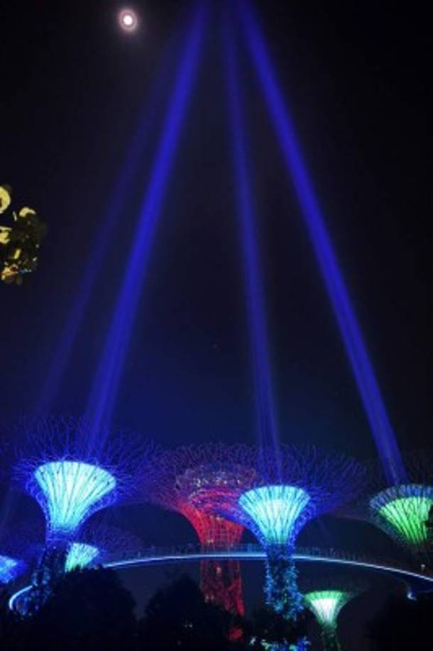 Rayos de luz que simulan ser sables de luz pueden verse en el cielo nocturno de Singapur.