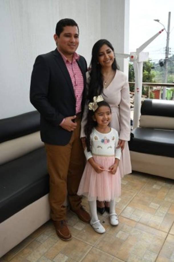 'Ya nos han bajado bastante los casos (de covid-19) en el pueblo, entonces podemos' retomar las bodas, afirmó Vásquez a la AFP.