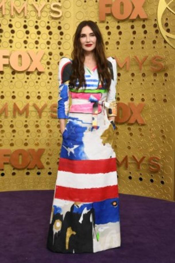 La actriz de Game Of Thrones Carice van Houten iba envuelta en un lienzo con diferentes pinturas en el, si tenía un punto no lo entendimos.