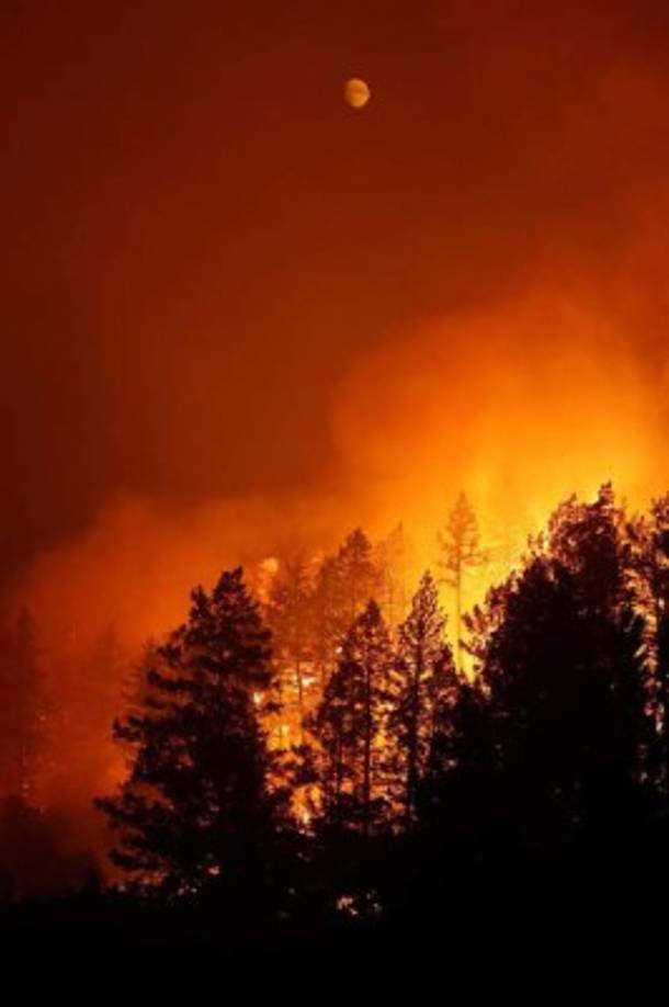 Alimentadas por los fuertes y cálidos vientos Diablo, que soplan desde el norte y el este, las llamas afectaron al área de Mountain Hawk Drive que amenazan las viviendas del complejo residencial Skyhawk, construido a finales de la década de 1990 y comienzos de 2000.