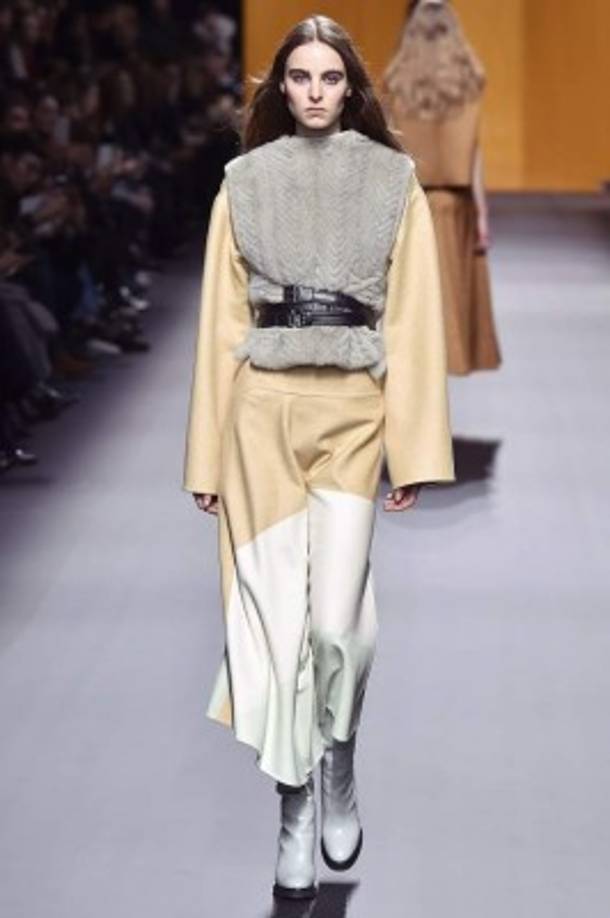 Diseños invernales con tejidos gruesos que marcan la silueta alrededor de la cadera pero retoman movimiento por abajo. Lúzcala por debajo de la rodilla.