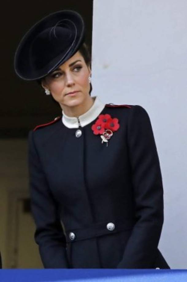 Es tradición en el país que los ciudadanos porten también desde finales de octubre hasta hoy el simbólico 'Poppy' -un pequeño broche rojo en forma de amapola-, con el que se rinde tributo a militares y excombatientes británicos.