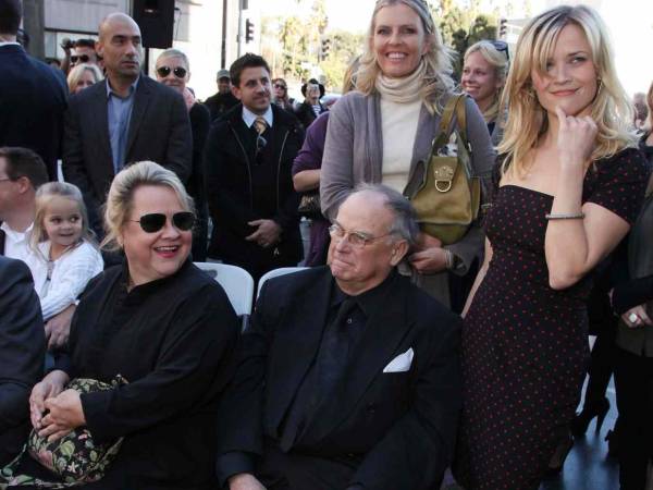 Reese Witherspoon junto a su padre John y otros familiares en una foto de archivo.