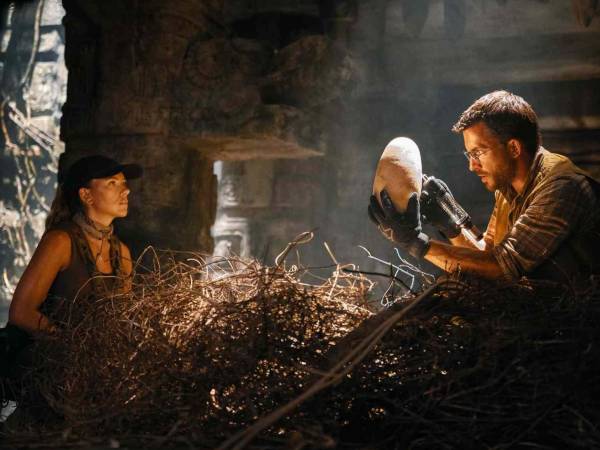 Scarlett Johansson y Jonathan Bailey protagonizan Jurassic World: renace.