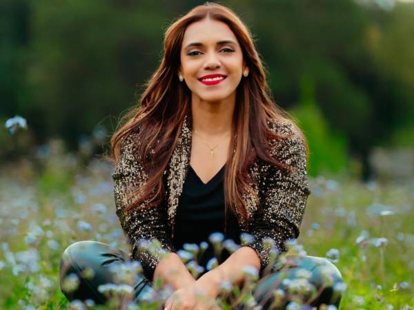 Claudia Gonzáles es una cantautora hondureña originaria de San Pedro Sula, reconocida por su potente voz y su trayectoria que ha transitado desde la música secular hasta el canto cristiano.