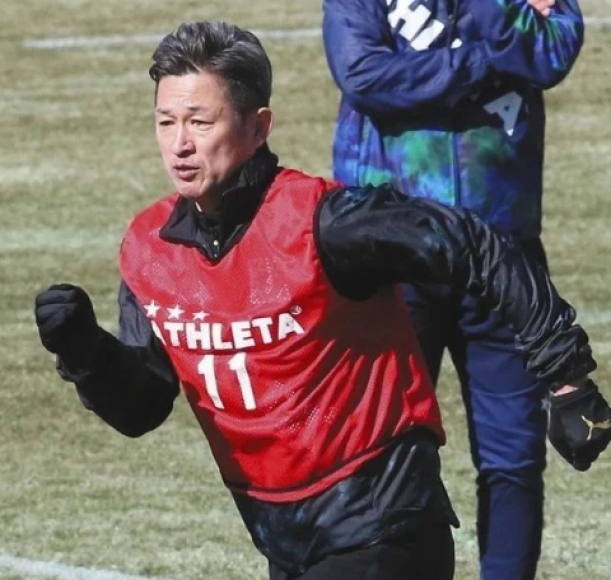 Miura, apodado “King Kazu” en Japón, comenzó su carrera en 1986 con el club brasileño de Santos y jugó 37 temporadas en profesionales. 