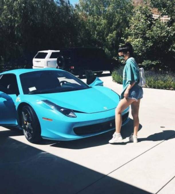 La joven también posee otros tres Ferraris en distintos colores, azul, plateado y negro, valorados cada uno en 300,000 dólares.