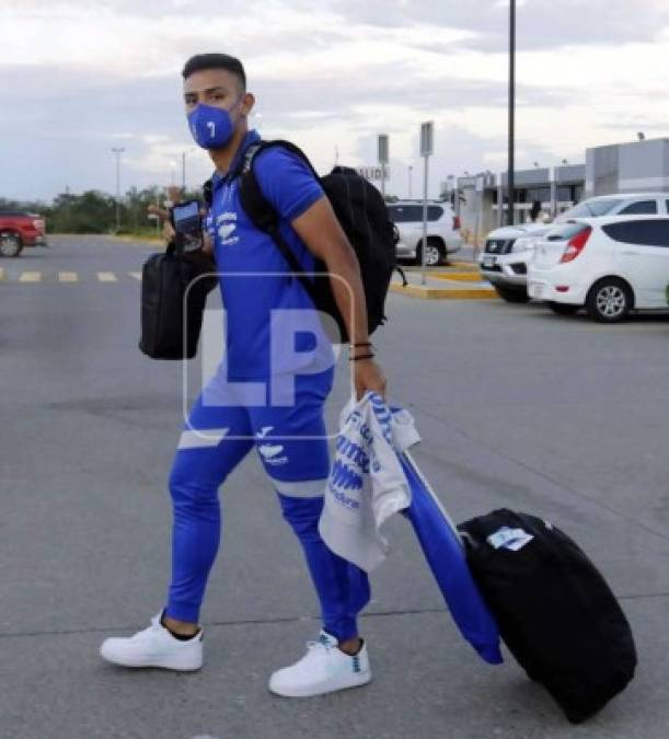 José Alejandro Reyes, mediocampista del Real España, al salir de la terminar aérea de SPS.