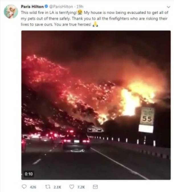 'Este incendios en LA es horroroso, mi casa ha sido evacuada y estamos sacando a todas nuestras mascostas. Gracias a todos los bomberos que están arriesgando sus vidas para salvar las nuestras. Son verdaderos héroes', escribió la famosa heredera en su cuenta de Twitter.
