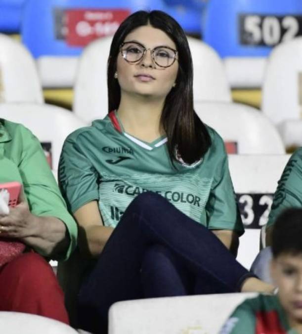 Una guapa aficionada del Marathón en el sector de silla del estadio Morazán apoyando al equipo verdolaga ante Real Sociedad.