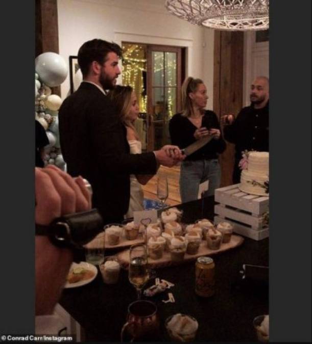 En víspera de Navidad las fotos publicadas por Conrad Carr, donde se miraba a Miley y Liam cortando un pastel juntos, desataron las especulaciones sobre una posible boda secreta entre los famosos.