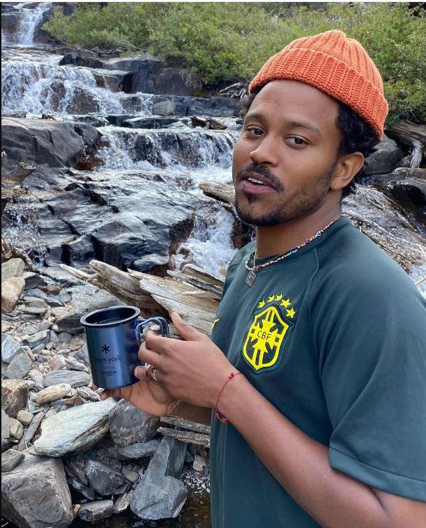 Alexander era músico y DJ. Se le conocía en el medio artístico bajo el nombre de “Desduné”, según su página de Instagram. También había intentado emprender una carrera como chef.