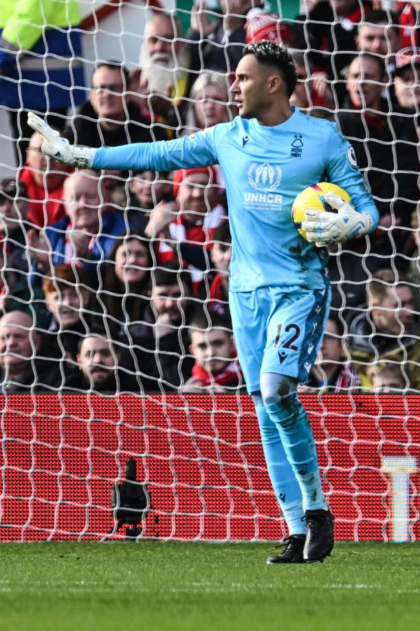 El tico estrenó dorsal en su nuevo equipo y utilizó la camisa número 12. Asimismo consiguió su primera victoria en la Premier League.