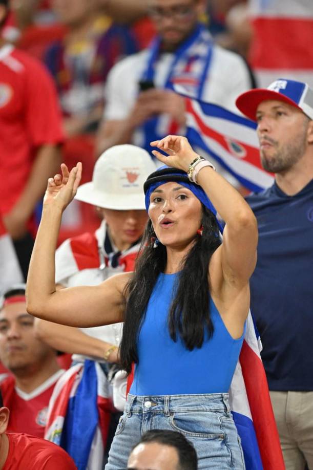 Las costarricenses armaron una fiesta en las graderías.
