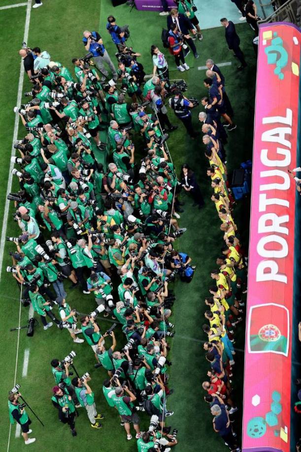 Cristiano Ronaldo estuvo en el banquillo de suplentes y fue asediado por los camarógrafos. 