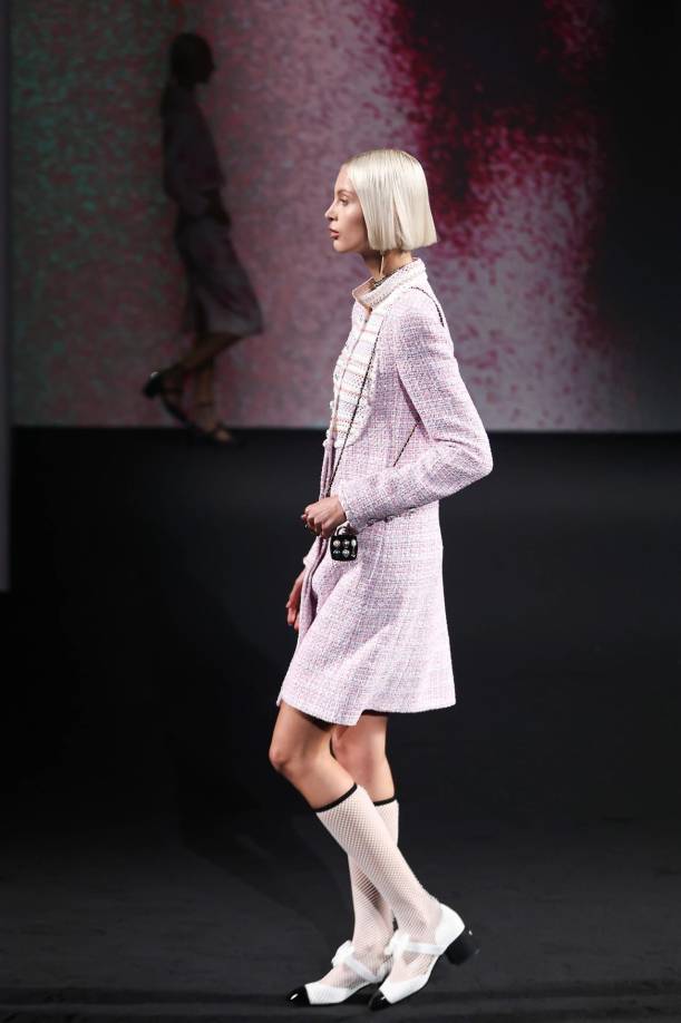 Ganaron también terreno los vestidos camiseros, por un lado en los clásicos trajes de “tweed”, más ligeros que otras ocasiones, con escote de camisa y solapa fina, pero también en vestidos de seda, más alargados en la falda.