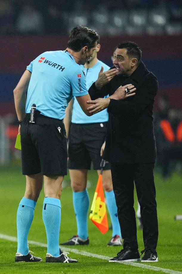 Xavi Hernández discute con el árbitro José Luis Munuera Montero al reclamarle una decisión arbitral.