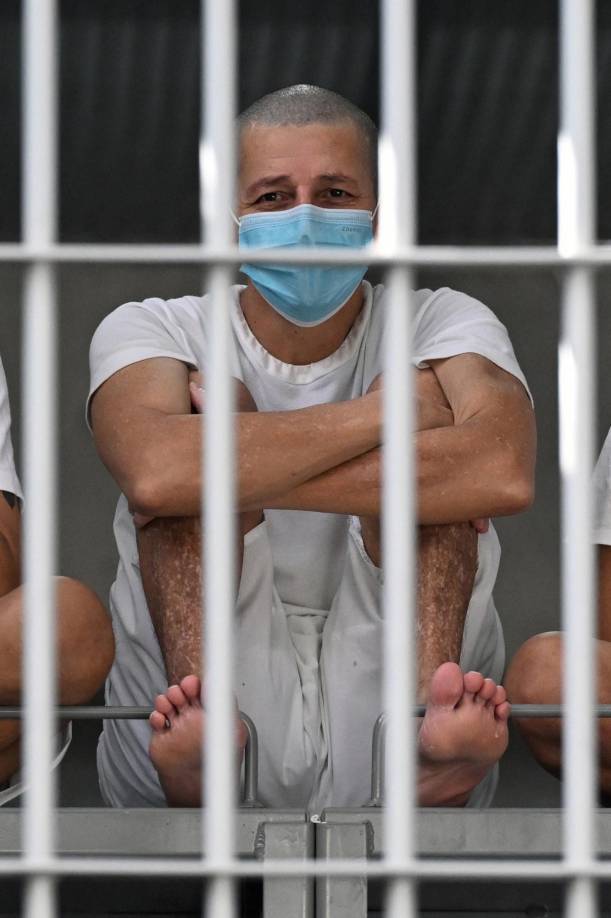 Otros presos dividen opiniones, unos dicen que reciben a tiempo crema dental, cepillos y jabón, mientras otros clamaron por medicamentos para quienes padecen enfermedades terminales.