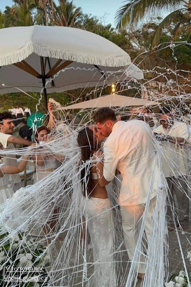 El padre de Santiago, Christian ‘Chaco’ Giménez también reconocido futbolista estuvo presente en el importante momento del delantero quien viajó a México además de celebrar su boda, también para concentrarse con la Selección Mexicana que tendrá partidos amistosos contra Uruguay y Brasil en los próximos días, antes de la Copa América.