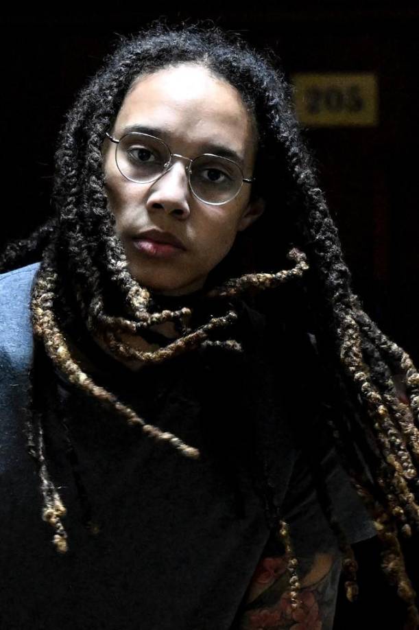 Detenida en febrero en Moscú, poco antes del inicio de la invasión rusa de Ucrania, con un vaporizador que contenía líquido a base de cannabis, la doble campeona olímpica se convirtió en un elemento más en la crisis geopolítica entre Rusia y Estados Unidos.