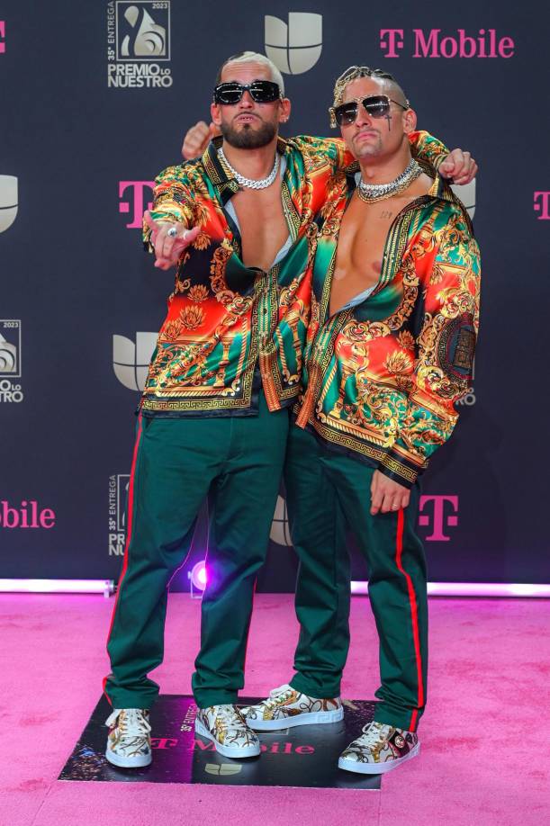 Los hijos de Ricardo Montaner, Mau y Ricky, sin duda, impactaron con sus atuendos y accesorios. Era imposible que pasaran inadvertidos. 