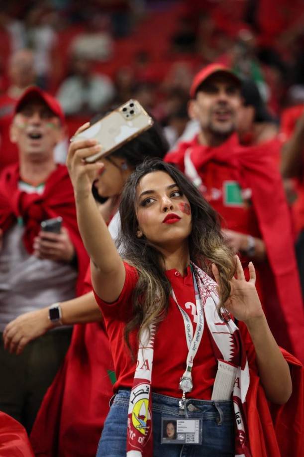 Una de las hermosas chicas de Marruecos que cautivó en las graderías.