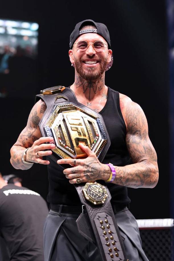 Sergio Ramos posó con el cinturón de campeón de Ilia Topuria. Son grandes amigos.