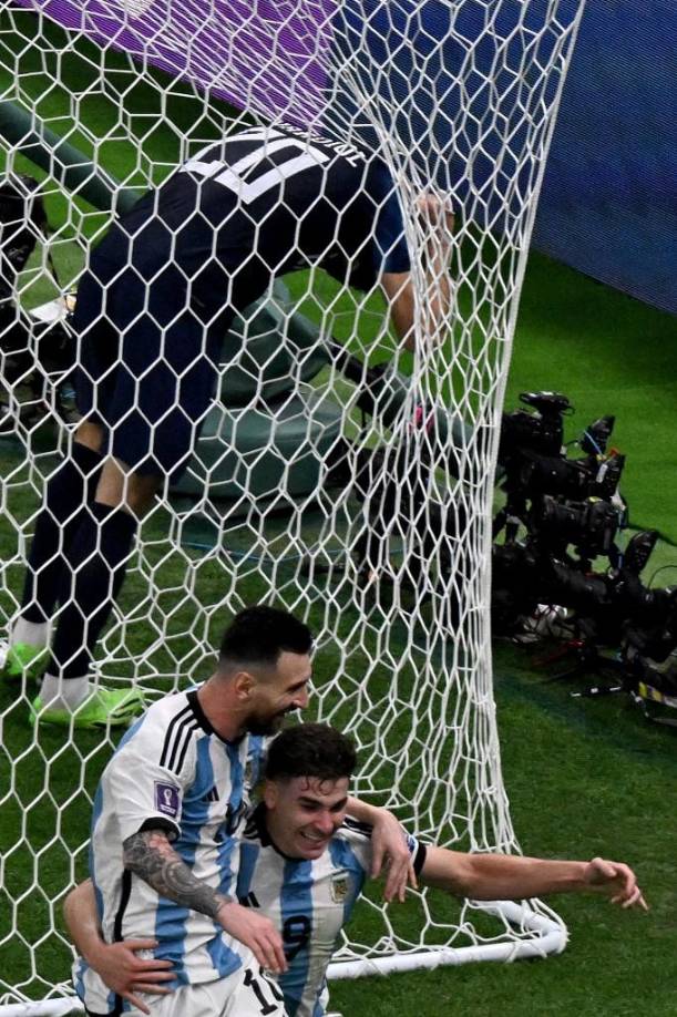 Con tan solo 22 años, será uno de los jugadores más jóvenes en disputar una final de la Copa del Mundo, torneo en el que ha marcado 4 goles, marca que le ha valido elogios y la simpatía de los hinchas argentos. 