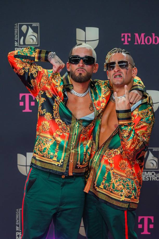 El dúo venezolano Mau y Ricky optaron por un colorido conjunto.