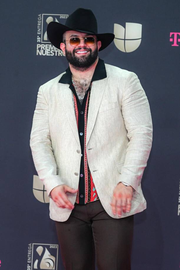 El cantante mexicano Carin León se atrevió a combinar tonos.